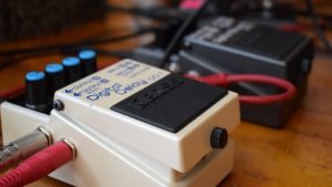 Månda är pedalerna som kopplas upp till olika instrument. Golvpedaler för musikinstrument och en massa sladdar.