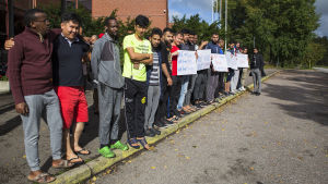 Asylsökande protesterade mot att åka iväg från Evitskog i september 2017. Asylsökande vill inte lämna förläggningen i Evitskog i Kyrkslätt.