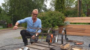 En man med en metallkonstruktion