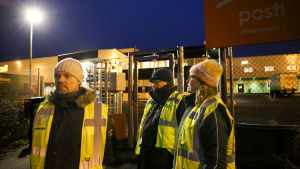 Strejkvakter utanför Postens logistikcentral i Lundo. Strejkvakter vid Postens logistikcentral i Lundo.