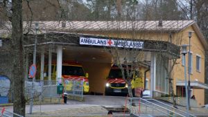 Det kan behövas ett par ambulanser till, uppskattar Peter Braskén. Två ambulanser vid ett sjukhus.