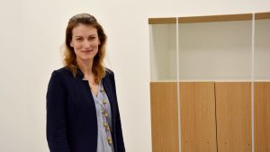 Jeanette Eriksson tycker att det varit jättespännande att följa med hela processen. Från planering till färdigställande har det enbart tagit ett och ett halvt år. En kvinna med blå kavaj och långt ljust hår.