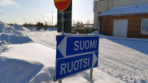 Vid Torneå-Haparanda tystnar trafiken Trafikskyltar med texten "Sverige" och "Finland".