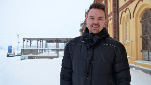 Tommi Mäki (Saml) säger att han är noga med att skilja på när han är politiker och när han är företagare. Porträttfoto av ung man med skägg och svart dunjacka tagen utomhus vintertid.