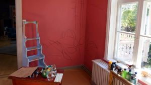 Piirustus punaisella seinällä.