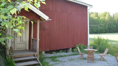 rödmålad byggnad på landet