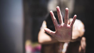 Rehabiliteringsprogram kan hjälpa de som bryter mot förbuden. en kvinna visar stop med sin hand, handen i förgrunden, kroppen i bakgrunden
