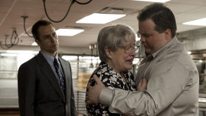 Jewellin lakimies Watson Bryant (Sam Rockwell) on voimaton, kun vartijan Bobi-äiti (Kathy Bates) itkee lohduttomana kuultuaan syytöksistä poikaansa Richardia (Paul Walter Hauser) kohtaan. Jewellin lakimies Watson Bryant (Sam Rockwell) on voimaton, kun vartijan Bobi-äiti (Kathy Bates) itkee lohduttomana kuultuaan syytöksistä poikaansa Richardia (Paul Walter Hauser) kohtaan.