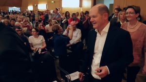 Finansminister Olaf Scholz och Klara Geywitz ligger bäst till i opinionsmätningarna. Finansminister Olaf Scholz och Klara Geywitz går upp på scen vid ett möte för de tyska socialdemokraterna.