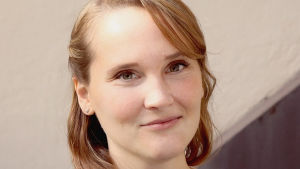 "Alla berättelser är unika, men samma mönster upprepar sig", säger Katriina Raine som gjort intervjuerna i dokumentären. "I ingen relation hade våldet börjat under den första träffen. Och ingen relation hade slutat med ett förlåt" Katriina Raine