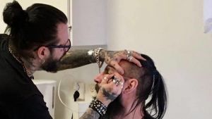 Jari jobbar vid sidan om musiken som tatueringskonstnär. Här tatuerar han Malte. Jari tatuerar Malte i ansiktet.