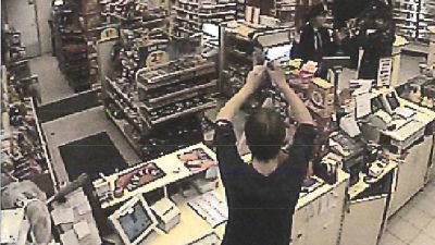 Bild från övervakningskameran i bensinstationen i Näse där gisslandramat 2002 utspelade sig
