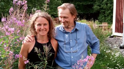 kvinna och man bland blommor