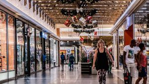Julmusik och julpynt i ett tidigt skede kan orsaka stress. Ett köpcentrum med julpynt.