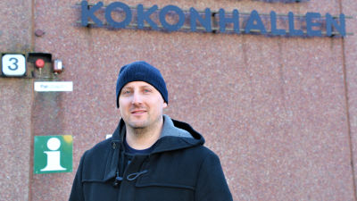 Mikael Björkman framför Kokonhallen i Borgå