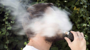 E-cigaretter är en rätt så ovanlig syn i Finland, enligt uppgifter från THL. Person som röker e-cigarrett.
