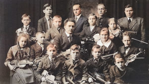 Suomalaissiirtolaisten lapsiorkesteri Amerikassa 1920, johtajana Kalle Jauhiainen. Kenties Kalle Rautio oli kuullut, että Amerikassa hän saattaisi jatkaa hyvin alkanutta soittoharrastustaan. Suomalaissiirtolaisten lapsiorkesteri Amerikassa 1920, johtajana Kalle Jauhiainen.