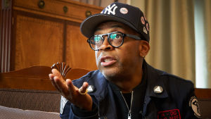 Det är inte läge att vara finkänslig när man står vid avgrundens rand, säger Spike Lee. Filmregissören Spike Lee i Finland.