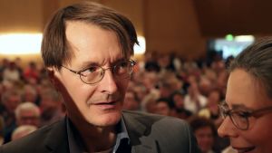 Karl Lauterbach och Nina Scheer hörde till kvällens favoriter. Karl Lauterbach och Nina Scheer på de tyska socialdemokraternas möte.