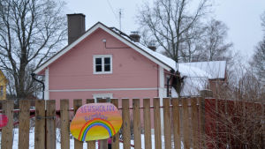 Om huset säljs hoppas föreningen som driver Lekskolan Regnbågen att kunna fortsätta som hyresgäster under den nya ägaren. Lekskolan Regnbågen i Borgå 28.01.2020