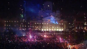 Vuosituhannen vaihteen juhlintaa Senaatintorilla 31.12.1999.