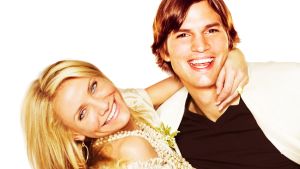 Elokuvan päätähtinä nähdään Cameron Diaz ja Ashton Kutcher. Cameron Diaz roikkuu Ashton Kutcherin kaulasta, molemmat hymyilevät leveästi ja katsovat kameraan.