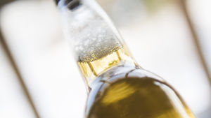 En alkoholist hittar alltid på en orsak varför hen dricker. Olutpullo