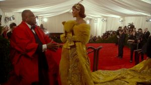 André Leon Talley ja Rihanna. Rihanna ja André Leon Talley Met Galassa 2015. Ruutukaappaus dokumenttielokuvasta Toukokuun ensimmäinen maanantai.