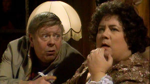Ur komedin Dialog på sängkanten. Nils Brandt och Ritva Valkama i komedin Dialog på sängkanten från år 1985.