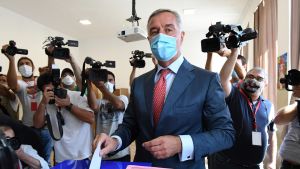 Enligt oberoende valobservatörer ser DPS ut att få nästan 35 procent av rösterna mot 33 procent för den den konservativa alliansen. På bilden president Milo Djukanovic som leder DPS. Montenegron presidentti Milo Djukanovic äänestää parlamenttivaaleissa.