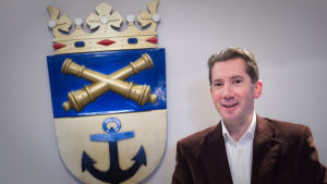 Jan D. Oker-Blom funderade på att bli forskare som ung, men gjorde sedan karriär inom affärslivet och bankvärlden innan jobbet som Lovisas stadsdirektör lockade honom. Jan D. Oker-Blom