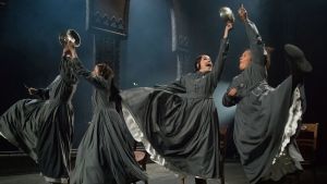 Barn på skolanstalten. Tuuli Heinonen som Jane Eyre längst till höger. Skådespelare dansar i Åbo Svenska Teaters uppsättning av Jane Eyre.