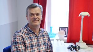 Magnus Miemois är operativ chef på Lamor i Finland. Magnus Miemois i sitt arbetsrum.