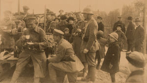 Saksalaisia sotilaita Hangon-Helsingin tiellä huhtikuun alussa 1918.