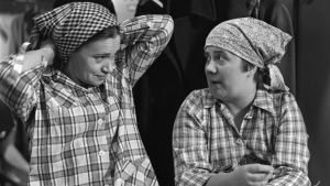 Elli (Orvokki Mäkinen) ja Tilda (Ritva Valkama) tv-draamassa Mustat ja punaiset vuodet (1973).