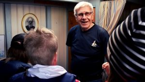 Torbjörn Hägg berättar om Eugenia för skolelever. Torbjörb hägg nere i Eugenias styrhytt tillsammans med några skolelever.