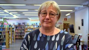 Eija Sjöblom anser att bibliotekspersonalen har jobb för flera veckor framöver. Eija Sjöblom i Dalsbruks bibliotek.