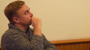 Nicke Wulff skulle inte vilja se att direktiven blir ett hinder för att erbjuda trygghet i turbulenta tider. en man sitter i profil och funderar