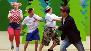 Sabina Sievänen, Felix Dahlberg, Tindra Sederlöf och Markus Haakana i en av de fartfyllda scenerna. Sabina Sievänen, Felix Dahlberg, Tindra Sederlöf, Markus Haakana i Stora stygga vargen på Finns sommarteater 2018.