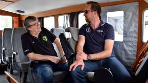 Calle Storm och Niklas Löfberg ser hoppfullt på kommande säsong. Calle Storm och Niklas Löfberg inne i passagerarbåten M/S Alva.