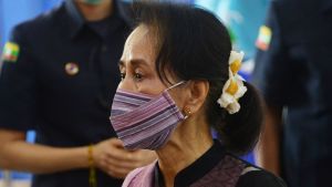 Aung San Suu Kyi och andra demokratiskt valda ledare har gripits och satts i husarrest. Myanmarin johtaja Aung San Suu Kyi seuraa koronarokotuksia sairaalassa Naypyidawissa.