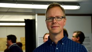 Det finns mycket ännu att göra inom utnyttjandet av spillvärme, säger Rauli Lautkankare. en man i svarta glasögon och mörkblå skjorta