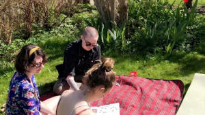 Till vardags studerar närpesbon Michelle Jerkku psykologi i Umeå. Hon har under våren bott i ett kollektiv i Göteborg, medan hon gjort sin praktik. tre kvinnor på gräsmatta.