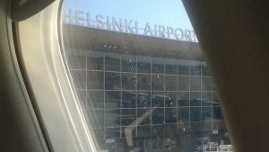 Om flyget är minst 5 timmar försenat har du rätt att avboka flyget och få biljetten återbetald. Helsingfors-Vanda flygplats sedd ut ett flygplansfönster