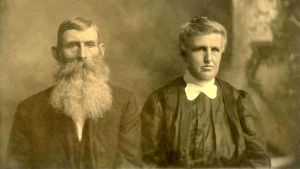 Vi odlar stereotypa bilder av de äldre eftersom vi saknar förmågan att skapa god reklam för de äldre, säger professor Alf Rehn. Ett fotografi av ett äldre par i sepia.