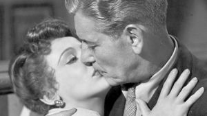 Shelley Winters ja Ronald Colman suutelevat elokuvassa Kaksoiselämää