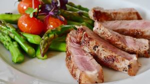 LCHF hör till en av de största hälsotrenderna under 2010-talet. En portion med kött och grönsaker.
