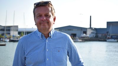 Sam forsbom framför marinan.