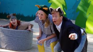 Björnen, Räven och Vargen är en ständigt hungrig, jagande trio, som i sin vimsighet ändå framstår som sympatisk. Jonna Sundberg, Anna Sundell, Markus Haakana på Finns sommarteater i Stora stygga vargen 2018.