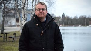 Sam Forsbom är glad över samarbetet med de frivilliga sjöräddarna. Sam Forsblom i en svart rock på Valsverksholmen framför Dalsbruks hamn.